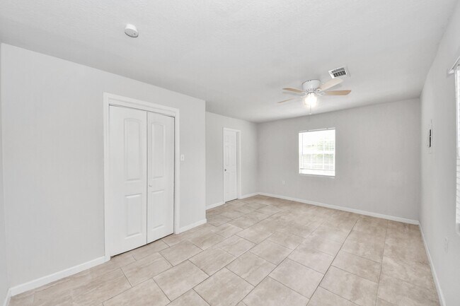 Building Photo - 7504 Elm St