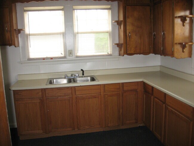 Building Photo - 419 E Pettit Ave