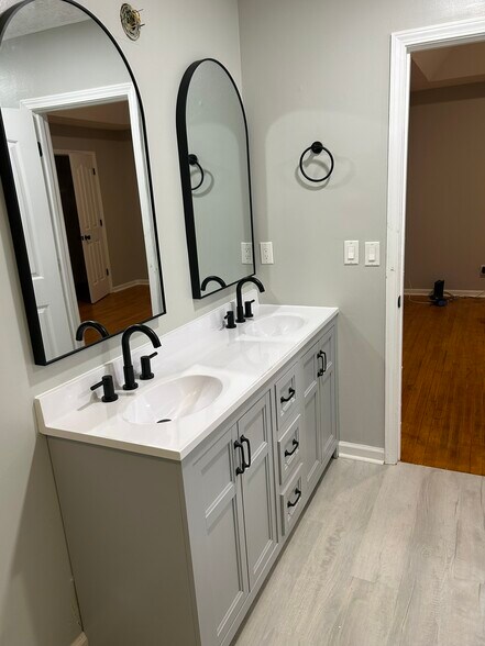 Duplex Upper Level Rental- Master Bath - 345 Ashland Manor Dr
