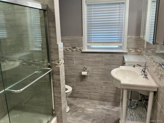 Building Photo - 9 Twin Cedar Ln