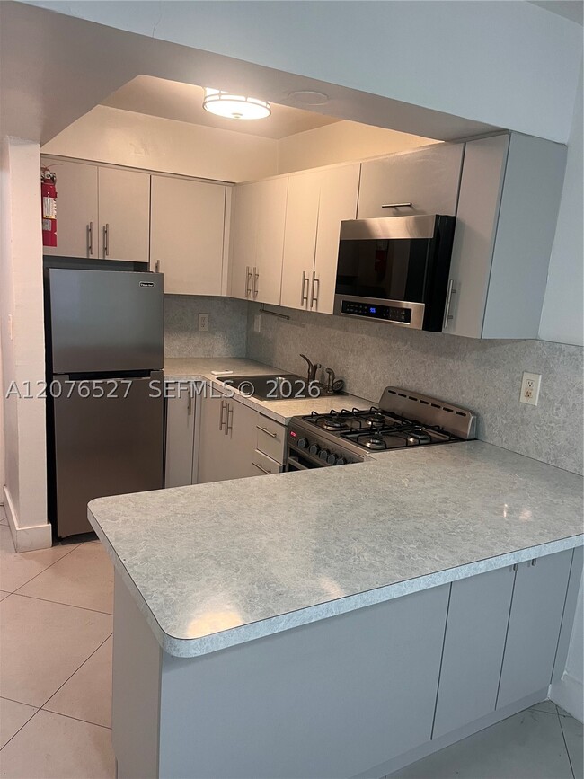 Building Photo - 6250 Bird B7