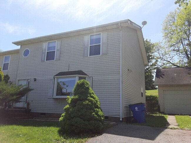 Building Photo - Christiansburg, 3 BR / 2 BA, Available 8/1