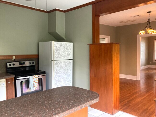 Building Photo - 1123 S Lewis Pl