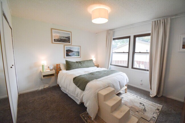 Building Photo - Charming 3-Bed, 2.5-Bath Split-Level Home ...