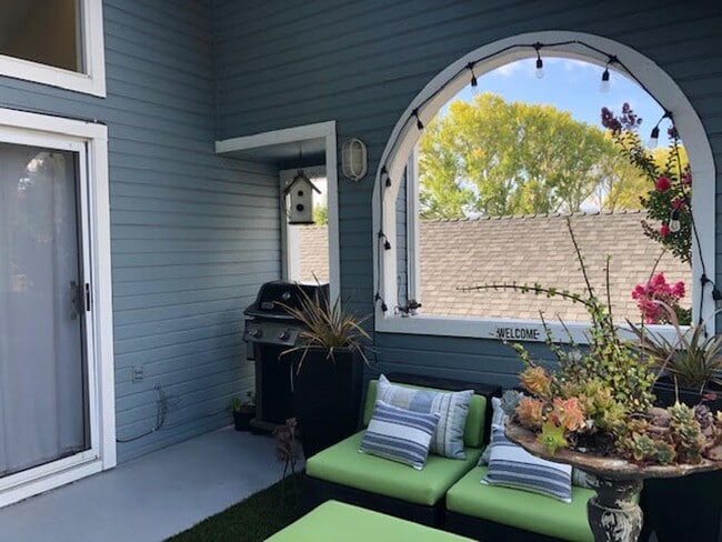 Building Photo - Desirable Redwood Shores Townhouse