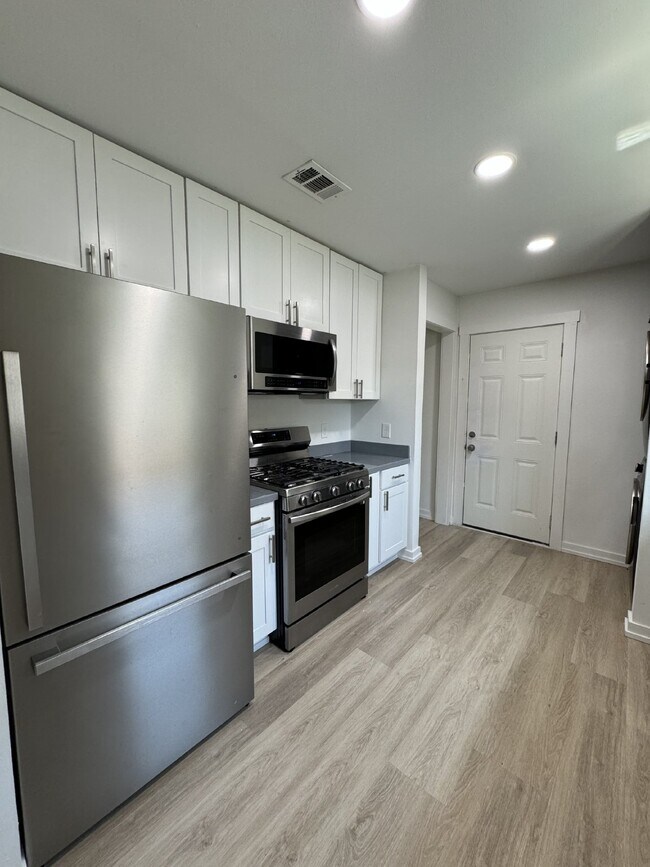 Building Photo - "Charming 1-Bedroom Haven with 1.5 Baths on Hines Avenue, Waco"