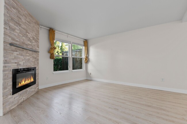 Building Photo - 2Bd/2.5Ba Bellevue Townhouse