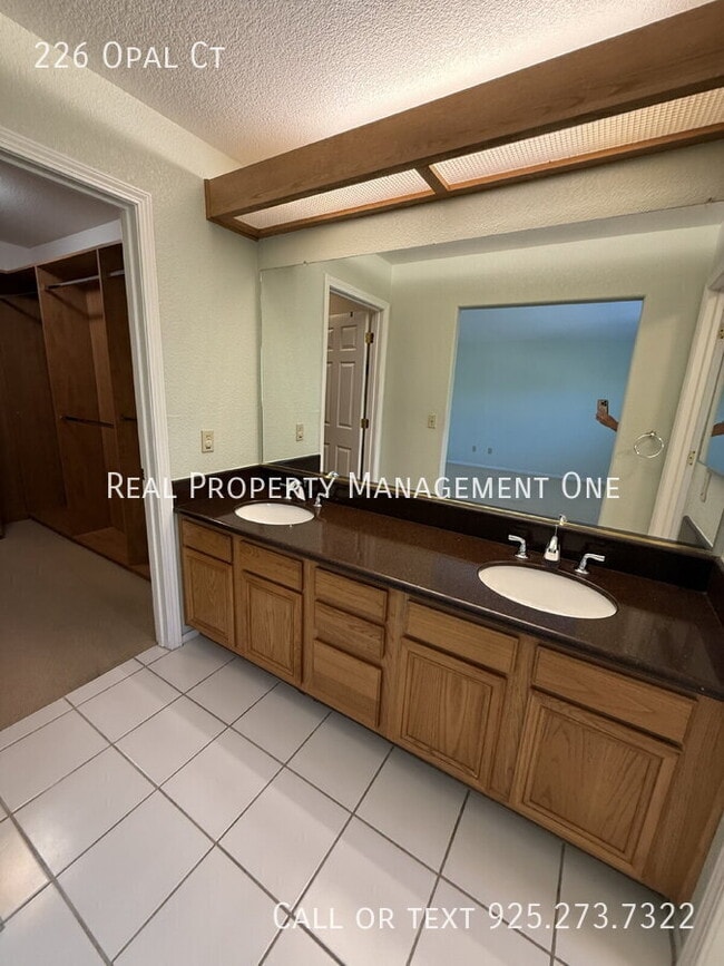 Building Photo - 226 Opal Ct