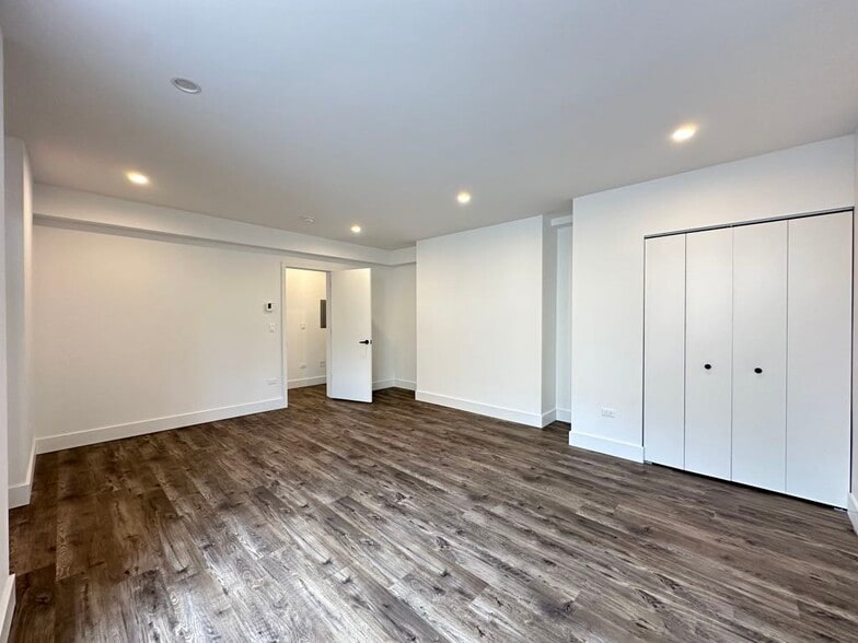 Building Photo - 941 W Carmen Ave