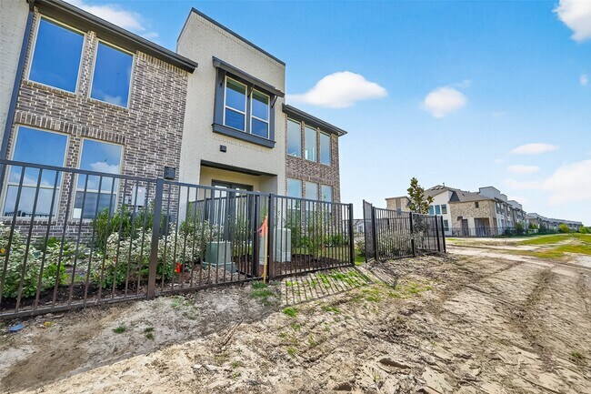 Building Photo - 16739 Lake Austin St