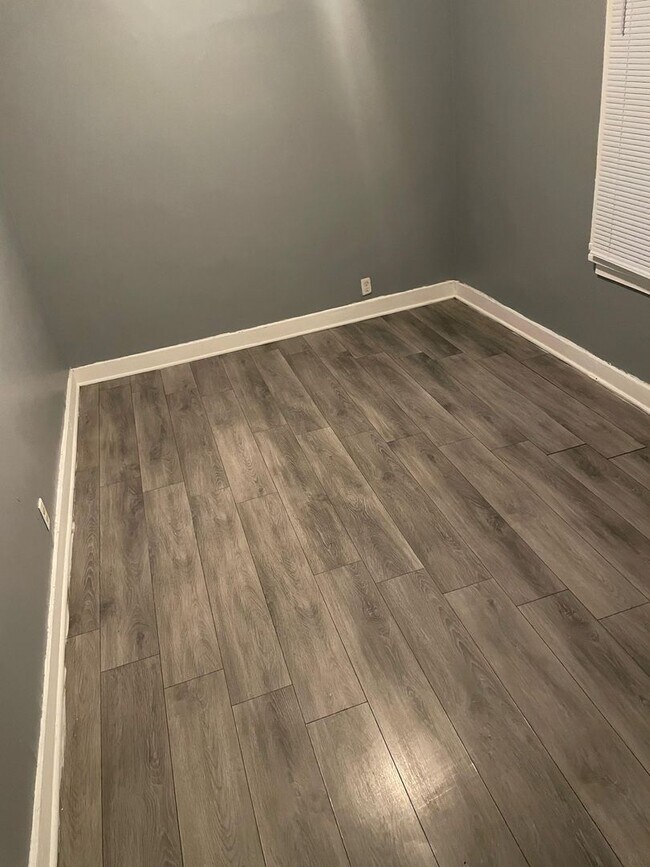 Building Photo - Section 8 Welcomed Large 2 Bedroom