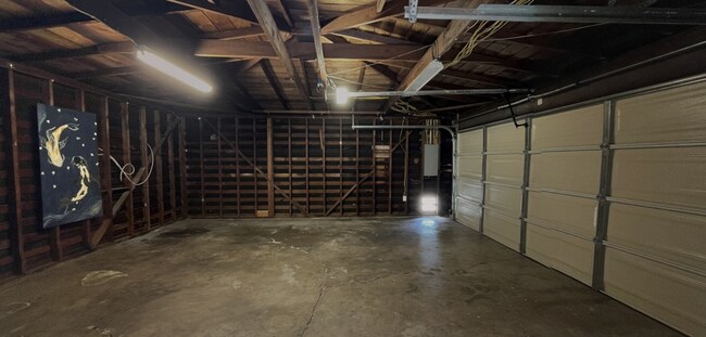 Building Photo - Private Turfed Yard! Large 5 Bed / 3 Bath House on Dorothy