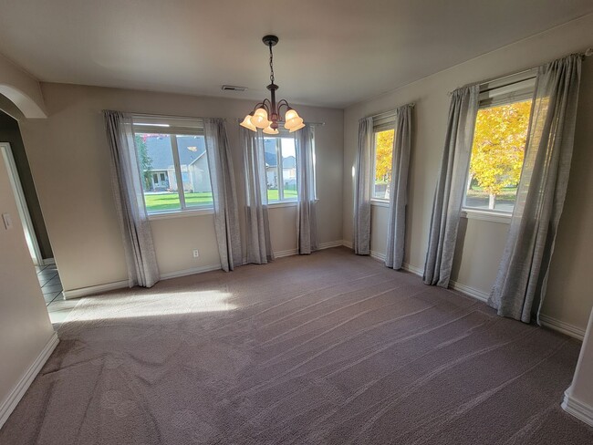 Building Photo - 3BR/2.5BA Home Near River – Stamped Patio,...