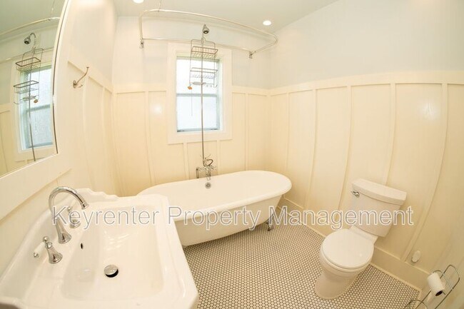 Building Photo - 1207 S Florence Pl
