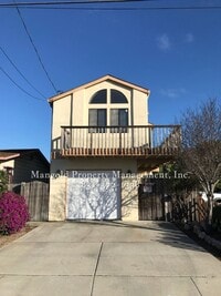 Building Photo - Charming Two-Story 2-Bed 2-Bath Home with Wrap-Around Balcony &amp; Hardwood Floors in Seaside