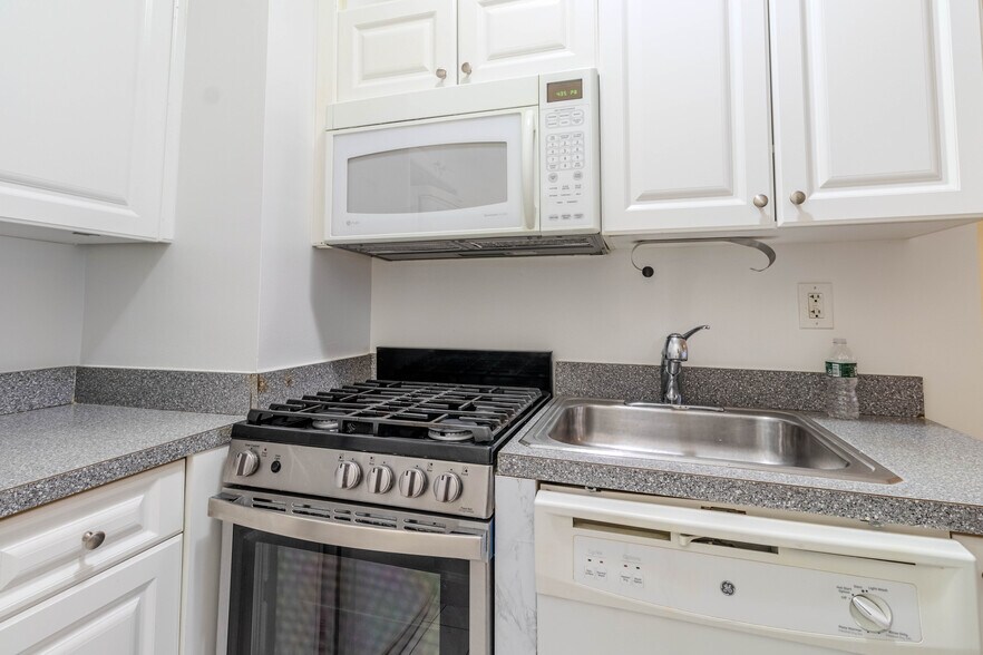 Building Photo - 321 E 51st St