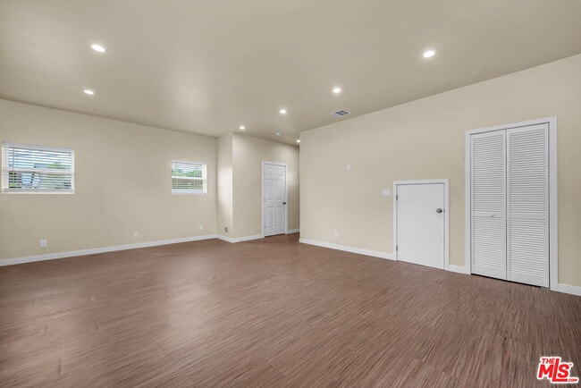 Building Photo - 6625 Duchess Dr