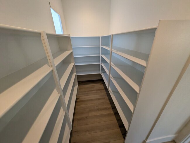 Building Photo - 675 Agate Bridge St