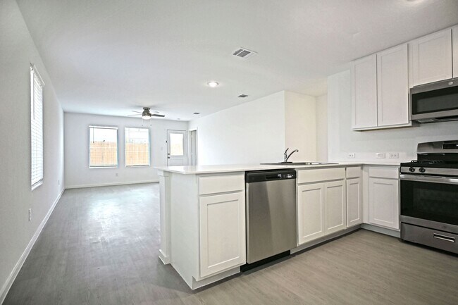 Building Photo - 2423 Shady Grv