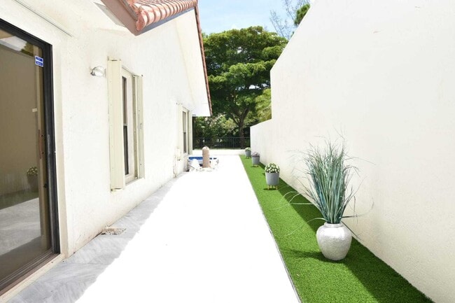 Building Photo - 6735 Lago Vista Terrace