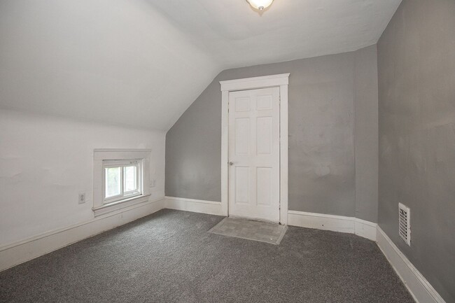 Building Photo - 4 BED 1 BATH SINGLE FAMILY HOME IN CLEVELAND!