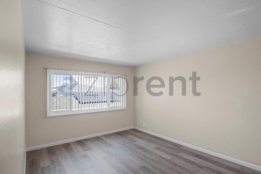 Building Photo - Unit 204