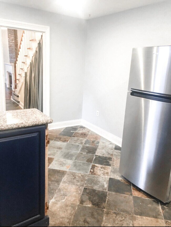 Dine-in Kitchen - 2113 Toledano St