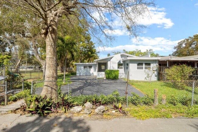 Building Photo - 816 N Golf Dr