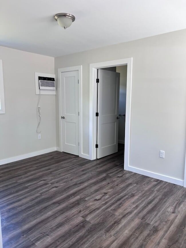 Building Photo - Beautifully remodeled and completed 1 bedroom. FREE MONTH OF RENT!*