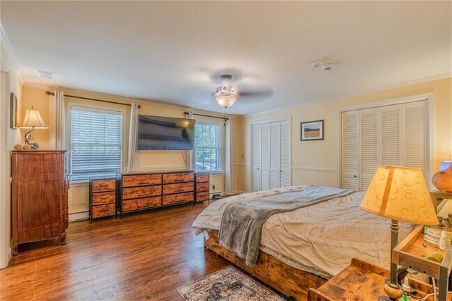 Building Photo - 227 W Lakeshore Dr