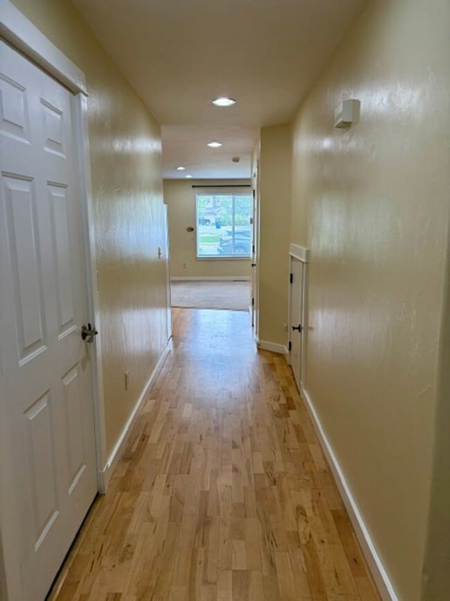Building Photo - 3 Bedroom, 2.5 Bathroom Townhouse with Fireplace