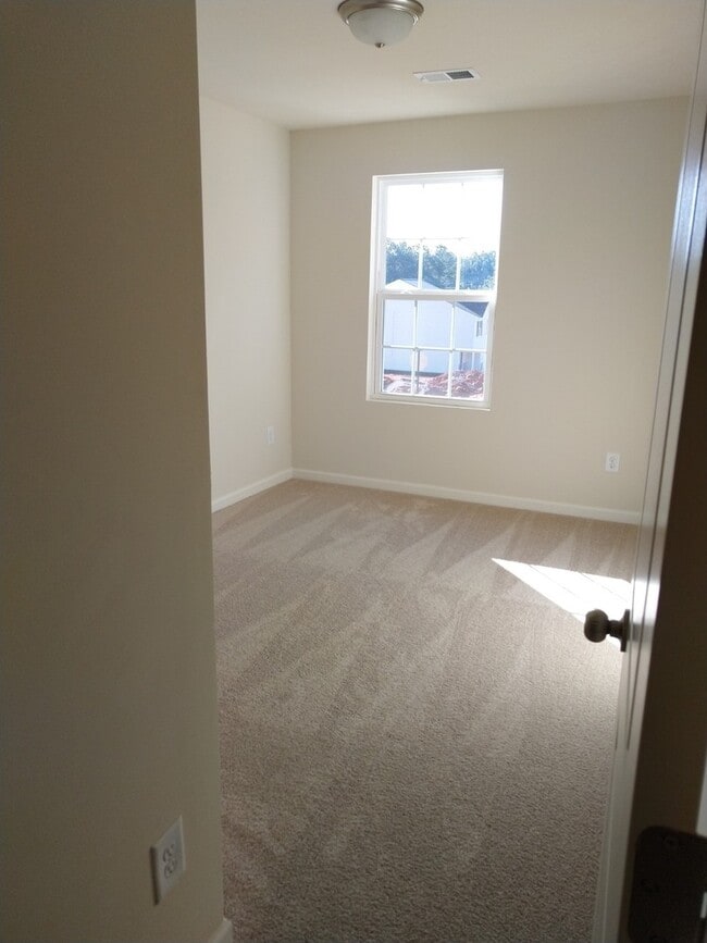 Building Photo - 3 bed/ 2.5 bath!!!