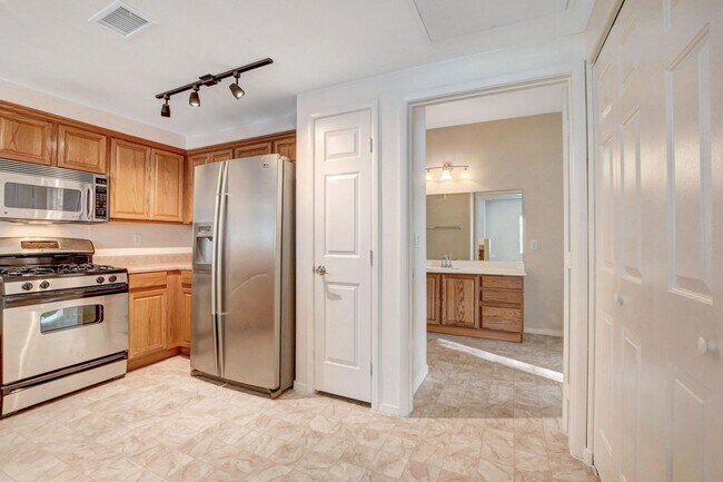 Building Photo - FIRST FLOOR CONDO IN GATED COMMUNITY W/ SINGLE CAR GARAGE