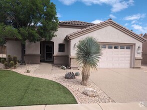 Building Photo - Pet Friendly 2 Bedroom Home in Desirable 5...