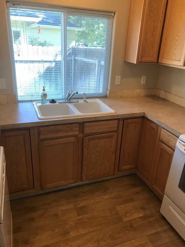 Building Photo - Ready Now / 4 Bed PLUS Large BONUS ROOM and 2.5 BA great spacious home!