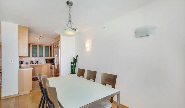 Building Photo - "Chic Santa Monica Oasis: 1-Bedroom Furnis...