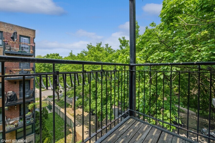 Building Photo - 2545 W Catalpa Ave