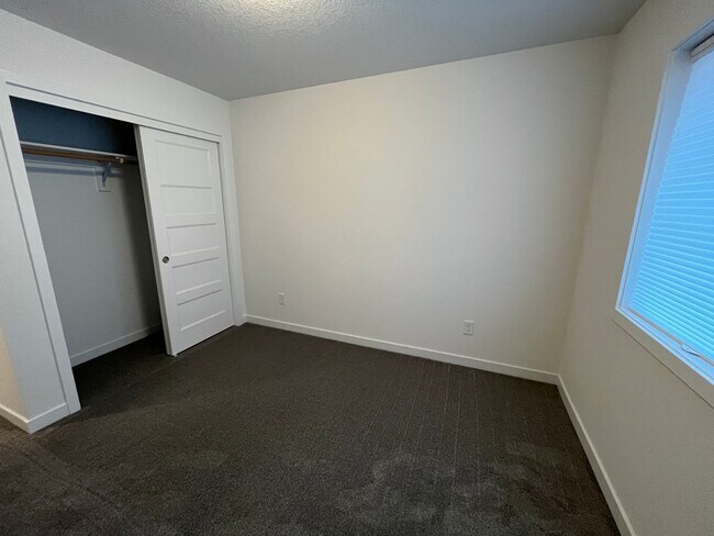 Building Photo - 1550 E 3rd St