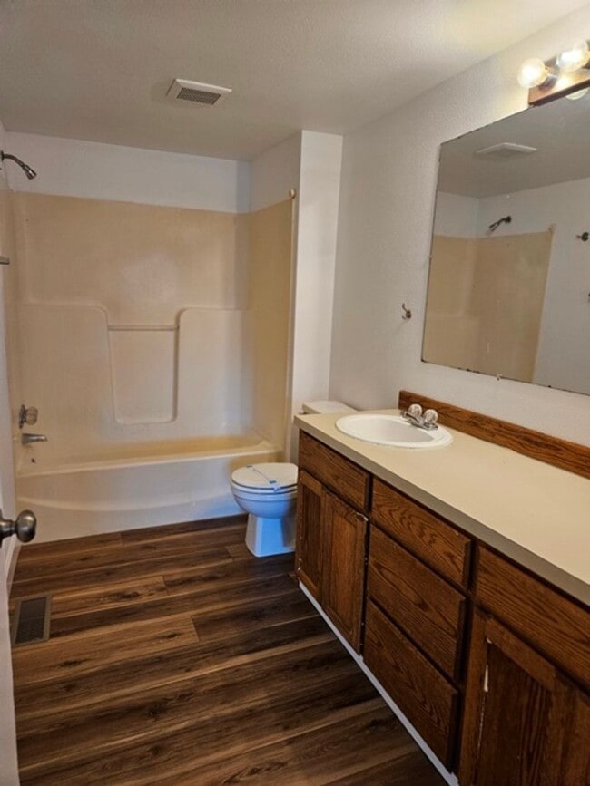 Building Photo - 3Bd/2Ba Single Story Home-For viewing!
