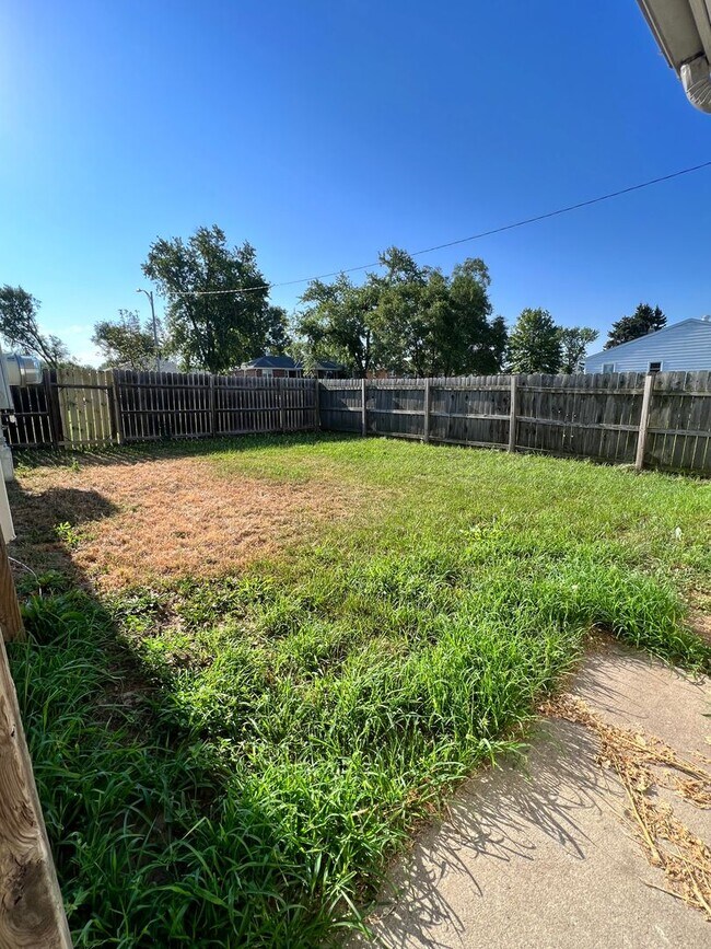 Building Photo - Beautiful 3 bed, 2 bath, 2 car garage