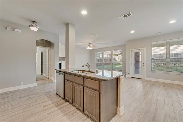 Building Photo - 500 Lakeview Dr