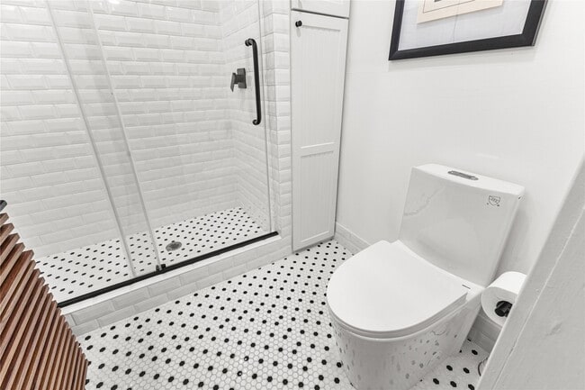 Building Photo - 315 W 9th St