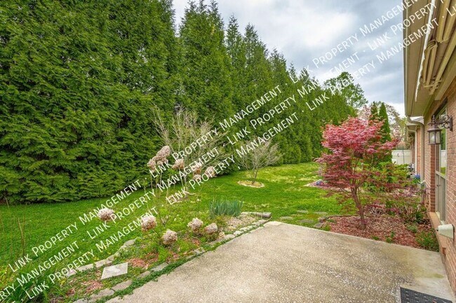 Building Photo - Beautiful large 1800 sf 3/2 for $2000 Townhome in Hixson with a garage and attic storage!