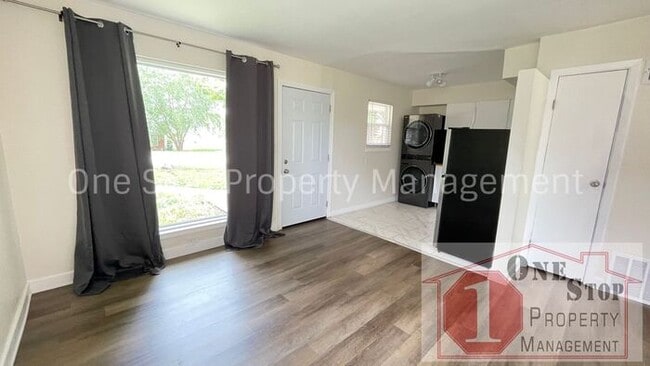 Building Photo - 2-Bedroom, 1-Bathroom duplex in Lees Summit
