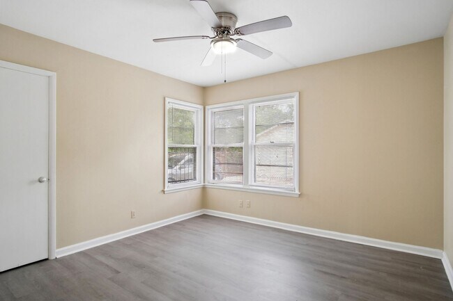 Building Photo - Close to Local Amenities and Downtown