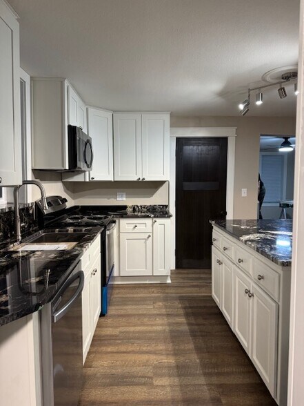 Building Photo - 641 Franklin St