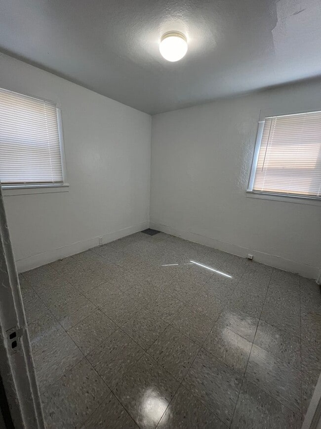 Building Photo - 2 bedroom 1 bathroom Home - Mills Addition
