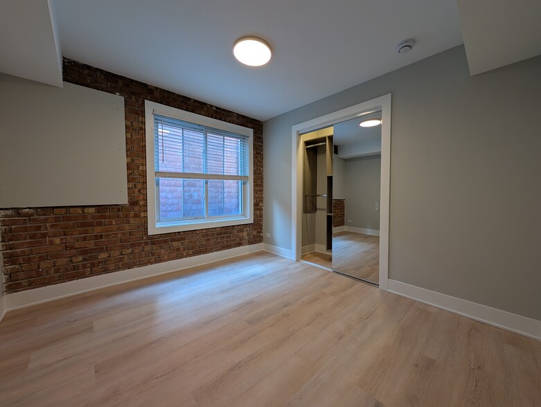 Building Photo - 1214 N La Salle Dr