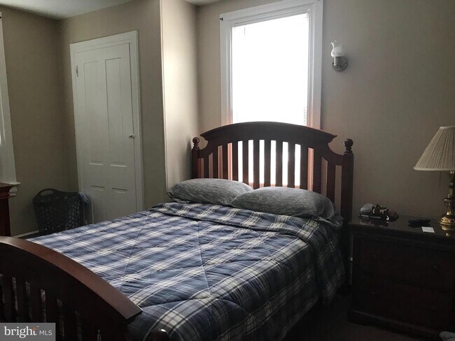 Building Photo - 430 Leconey Ave