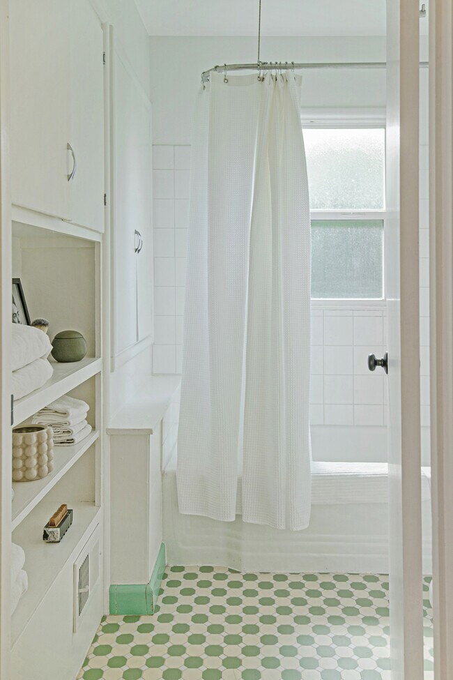 Building Photo - 1330 NE Church St